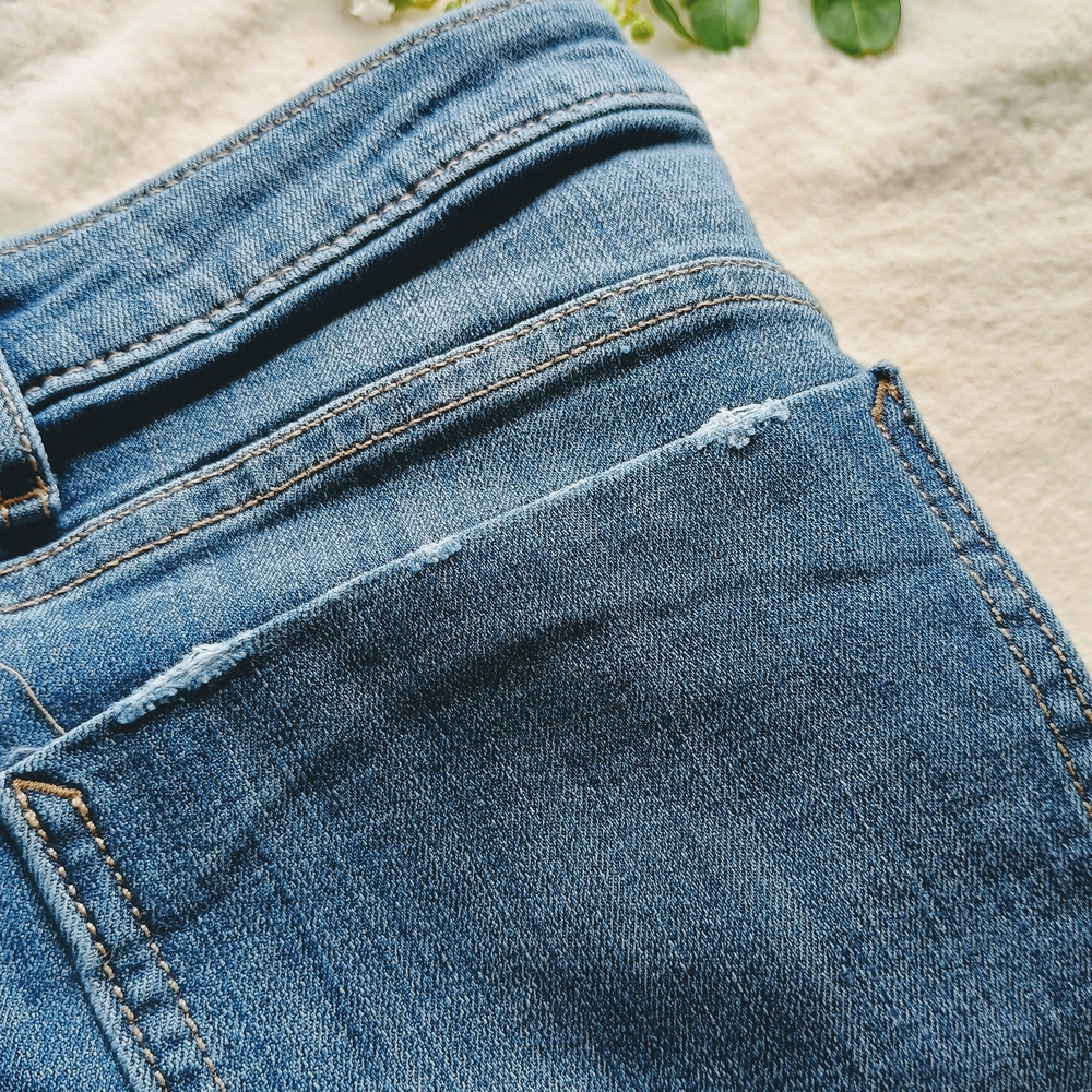 Simply Vera, Vera Wang mid-rise Capri jeans w floral embroidered embellishments - Picture 3 of 9